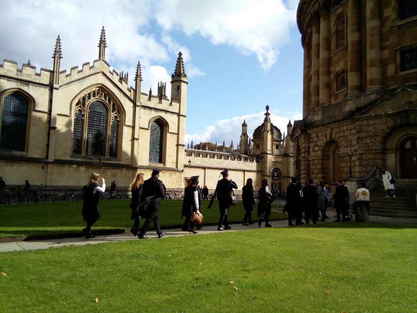 Oxford University: Guided Small Group Walking Tour - The chance to enter a college or the Divinity School