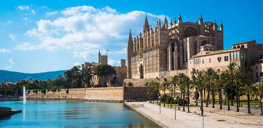 Palma de Mallorca: Walking Tour, Cathedral & Local Tasting - The ensaïmada stop adds a taste of Mallorca