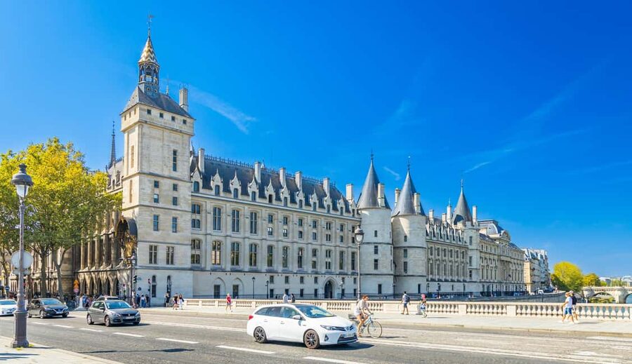 Paris: Early Access Notre Dame Cathedral Walking Tour - The island where Paris began