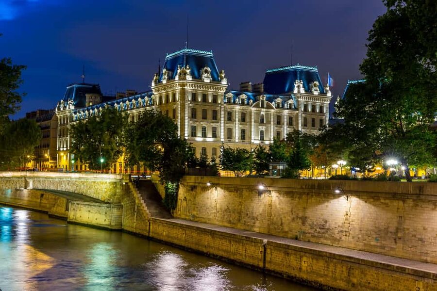 Paris: Ghosts, Legends & Mysteries Evening Walking Tour - Square du Vert-Galant and the Knights Templar