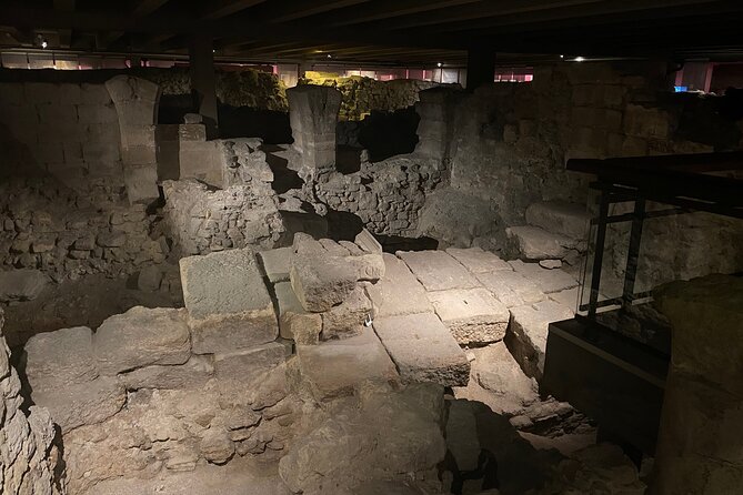 Paris: Île de la Cité and Notre-Dame Walking Tour With Crypt - The Marché aux Fleurs and the island’s everyday life