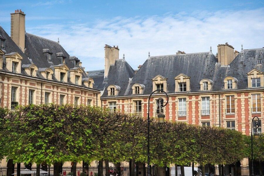 Paris: Le Marais Highlights Guided Small Group Walking Tour - How the guides shape the experience
