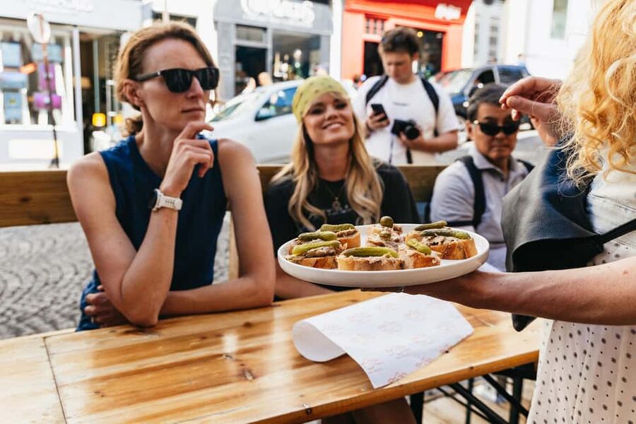 Paris: Montmartre Cheese, Wine & Pastry Guided Walking Tour - Climbing to Sacré Coeur without rushing the hill