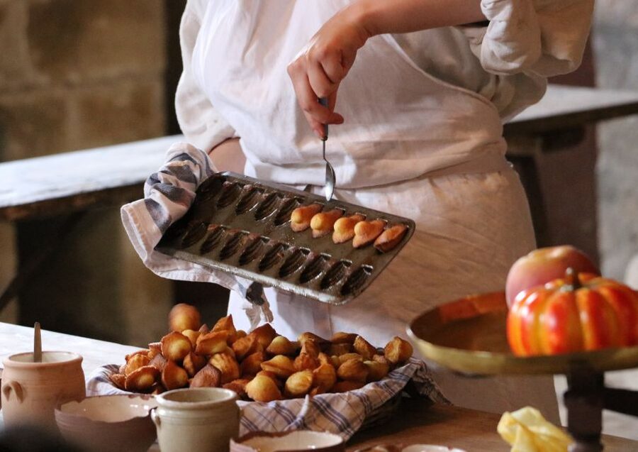 Paris: Montmartre Culture and Local Pastries Walking Tour - Starting between the metro and Chez Ginette