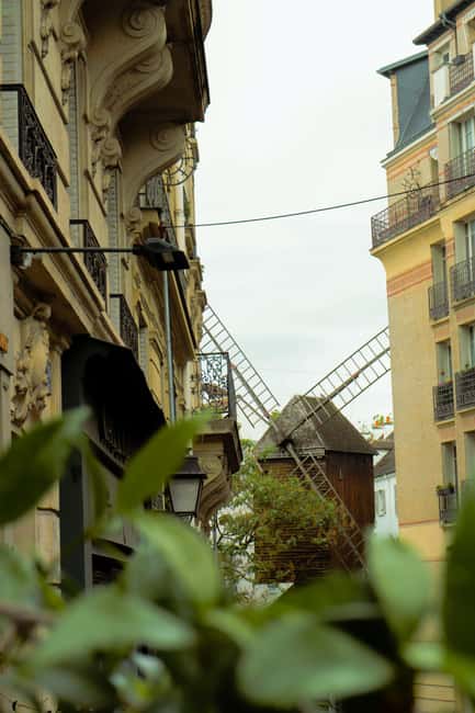 Paris: Montmartre Guided Walking Tour - Place du Tertre without losing the local feel