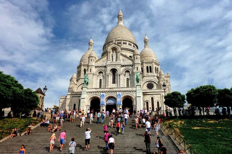 Paris: Montmartre Hidden Gems and Highlights Walking Tour - Reaching Sacré-Cœur without rushing the climb