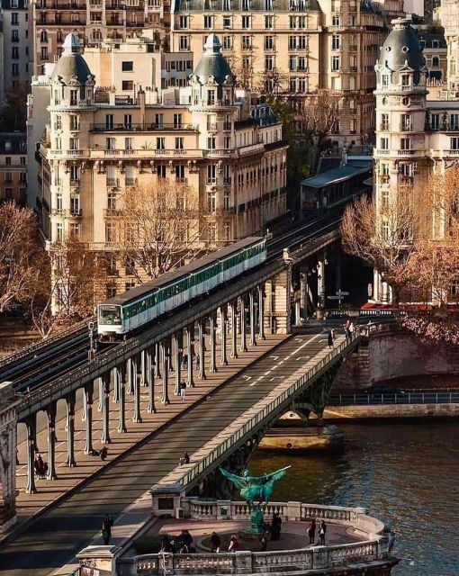 Paris Top Sights Half Day Walking Tour with a Fun Guide - The guides make the difference