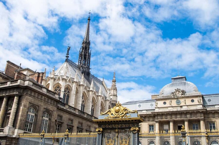 Paris: Walking Tour with Notre Dame or Ste-Chapelle Access - The Conciergerie and the darker side of French history