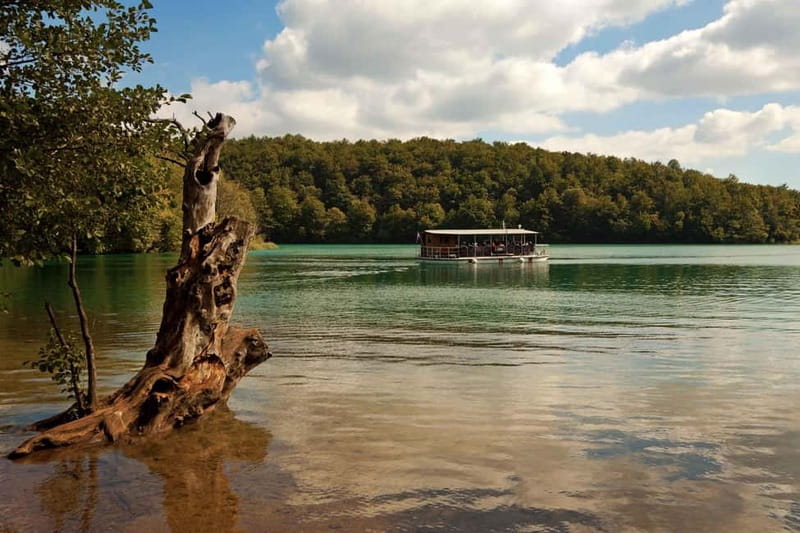 Plitvice Lakes: Guided Walking Tour with Bus and Boat Ride - The second walking section and upper lake options