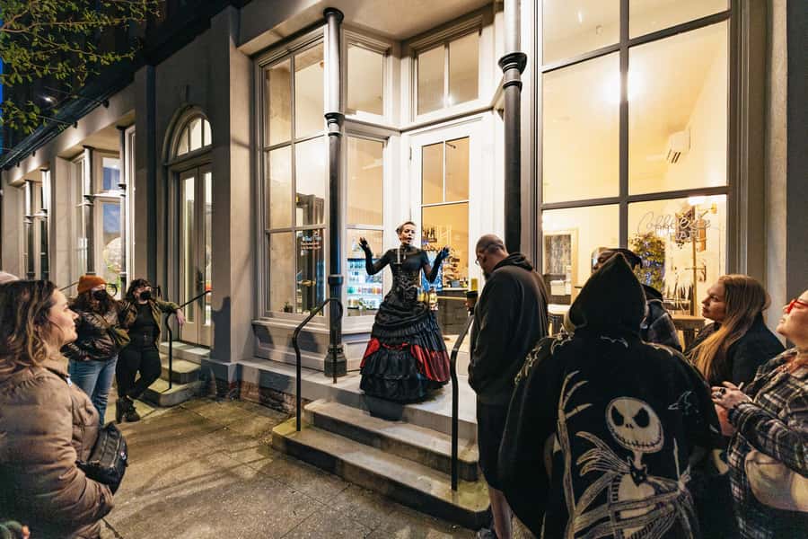 Portland: Ghosts, Poltergeists, and Psychopaths Walking Tour - Old Town Pizza and eyewitness accounts