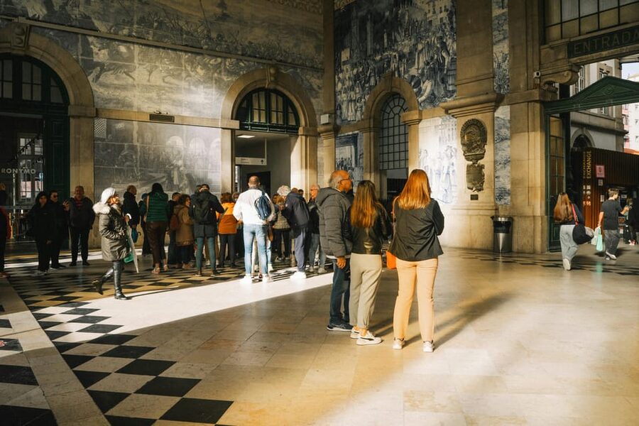 Porto: City Center Walking Tour - St Francis Church and its dark, ornate interior