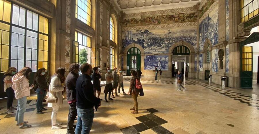 Porto: Historical Center Walking Tour - Beginning in Sé, where Porto feels oldest