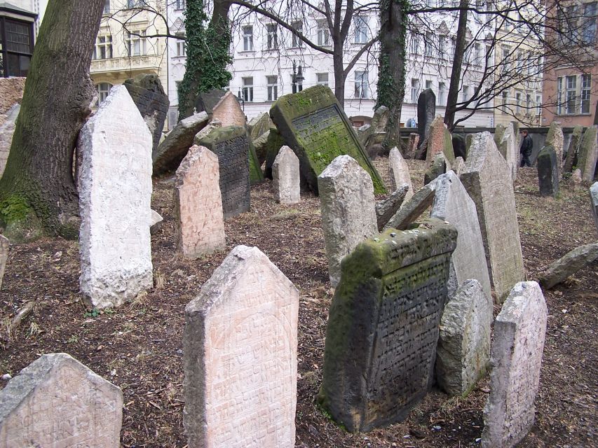 Prague: 2-Hour Old Town and Jewish Ghetto Walking Tour - Franz Kafka’s birthplace and modern Prague memory