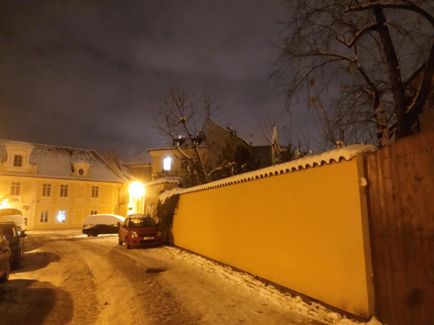 Prague: Ghost Walking Tour - Why the actor guide matters