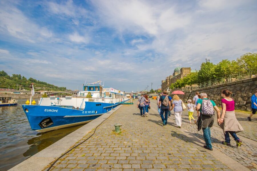 Prague: Guided Bus & Walking Tour with River Cruise & Lunch - Guides and the feel of the day