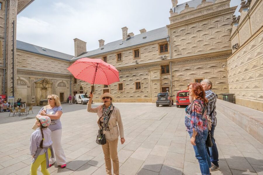 Prague: Guided Bus & Walking Tour with River Cruise & Lunch - What the $135 price really buys