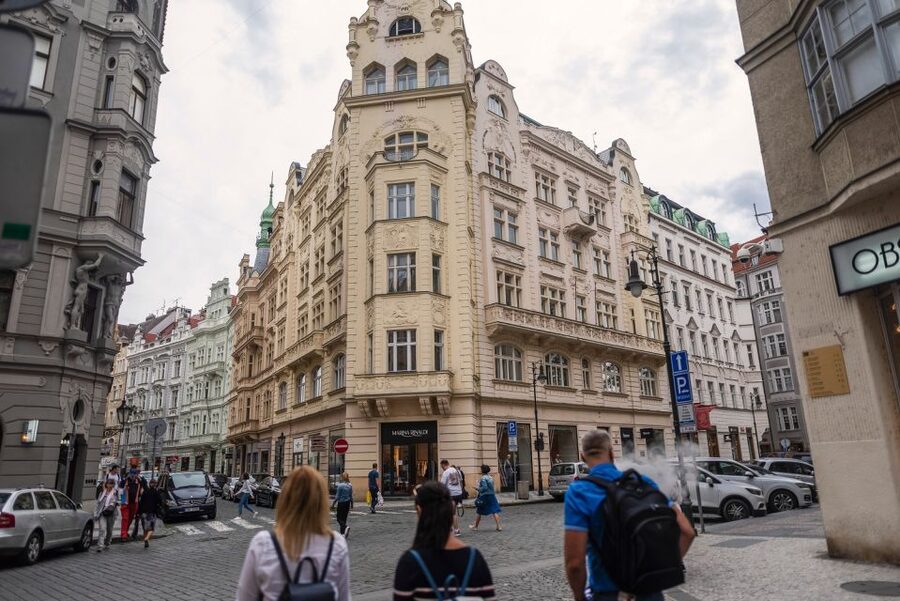Prague: Old Town and Jewish Quarter Guided Walking Tour - Key points at a glance