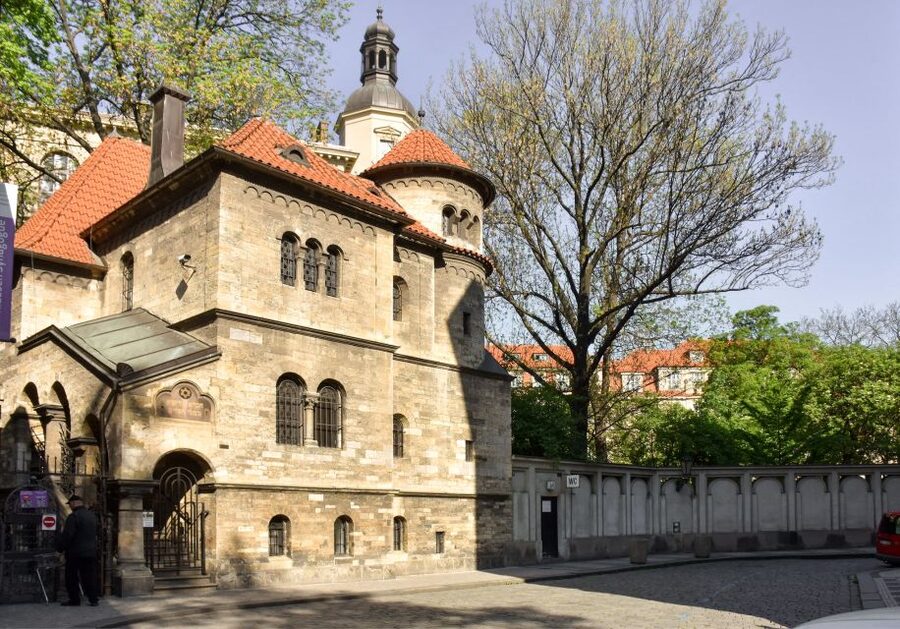 Prague: Old Town and Jewish Quarter Guided Walking Tour - The Astronomical Clock and the right moment to look up