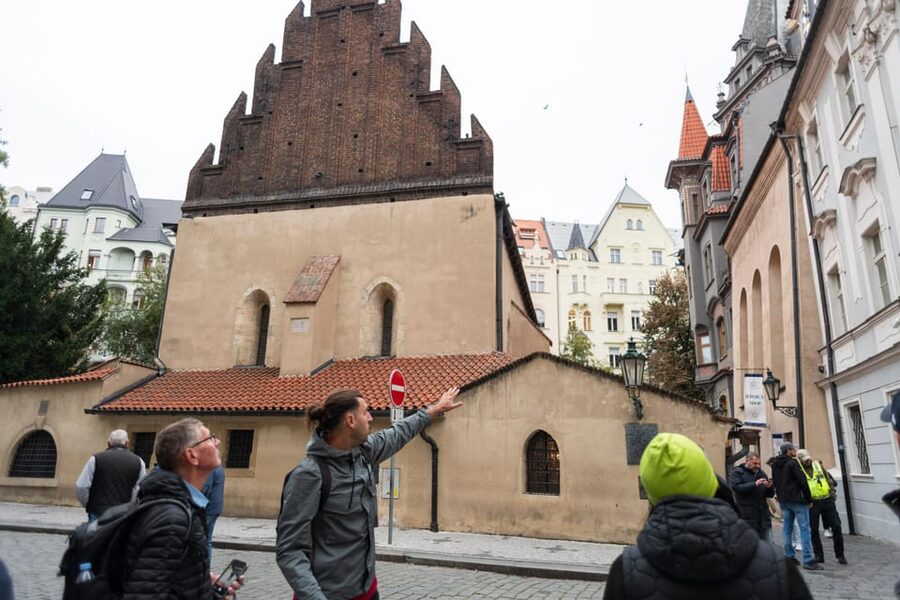 Prague: Old Town, Jewish Quarter & Astro Clock Walking Tour - What the 150-minute pace feels like