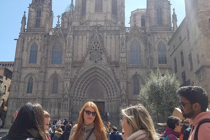 Private Barcelona Old Town and Gothic Quarter Walking Tour - Las Ramblas and the food story at La Boqueria