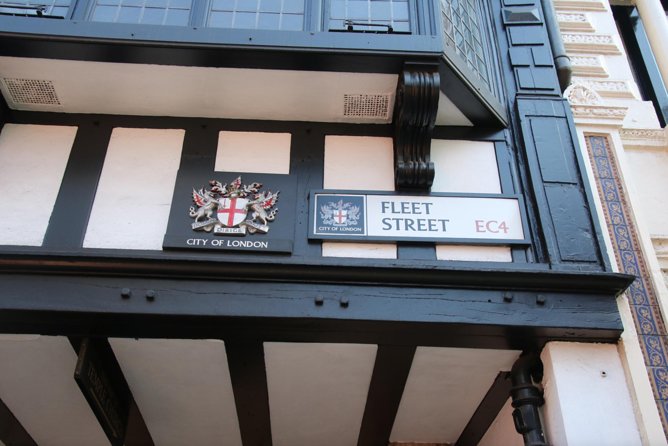 Private Group: Historical Pub Walking Tour of London - From RAF stories to Dickensian streets