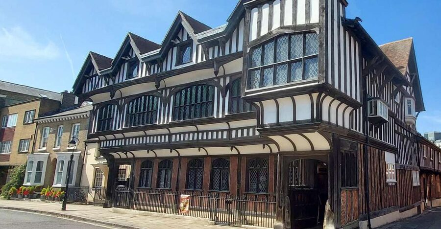 Private Southampton Walking Tour - Starting beside the Bargate and the lion statue