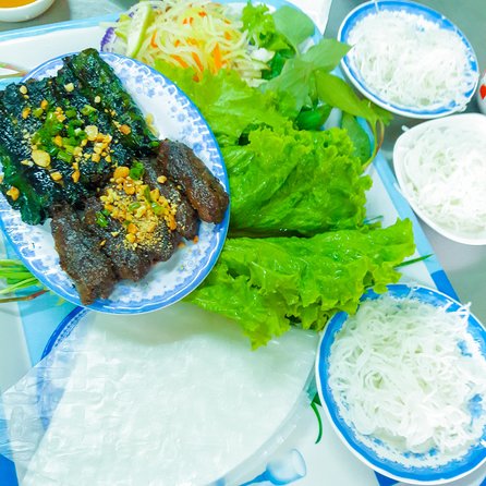 Private Street Food Evening Walking Tour in Ho Chi Minh City - What the guide adds to the evening