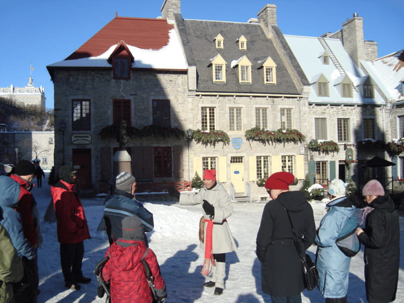 Quebec City: Christmas Magic Walking Tour in Old Quebec - The guide makes or breaks the experience