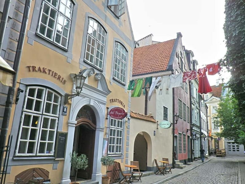 Riga Classical Old Town 2-Hour Walking Tour - Guide quality and the communication warning