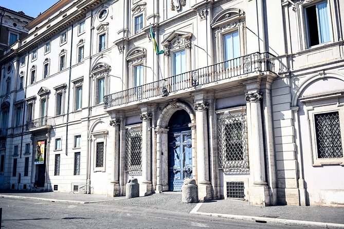 Rome Food Tour in the Historic Centre with 8+ Food Tastings - Cannoli and gelato finish the walk