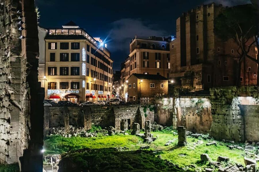Rome: Small-Group City Highlights Moonlight Walking Tour - Piazza Venezia explains modern Rome’s grand scale