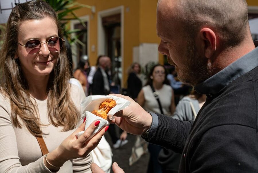 Rome: Trastevere & Campo de Fiori Street Food Walking Tour - The guides make the largest difference