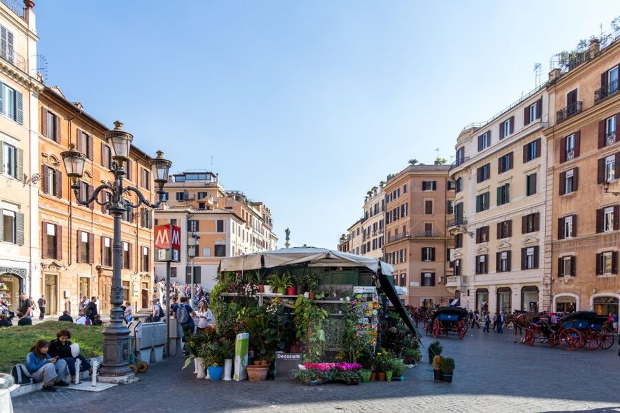 Rome: Trevi Fountain, Spanish Steps & Pantheon Walking Tour - Piazza Colonna and the Roman street story