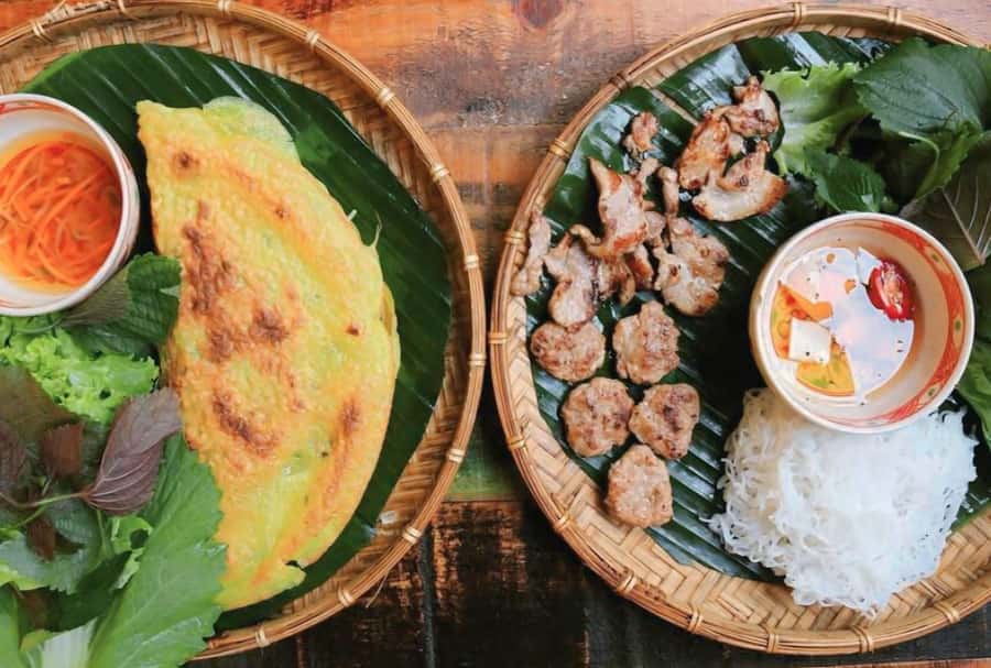 Saigon: Private Backstreets Walking Food Tour - Starting with bún bò Huế in District 1