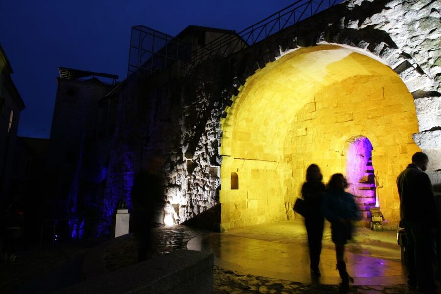 Salamanca: Local Legends Evening Walking Tour in Spanish - Starting in Plaza Mayor as the city changes pace