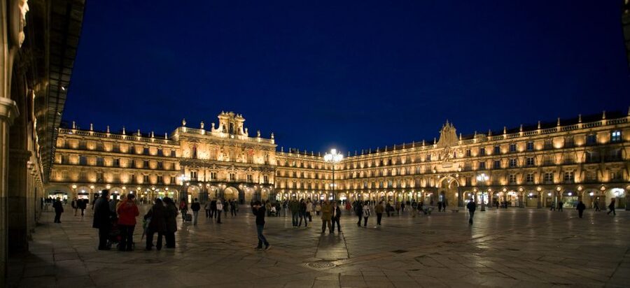 Salamanca: Local Legends Evening Walking Tour in Spanish - Romantic palaces, San Esteban, and Salamanca’s stonework