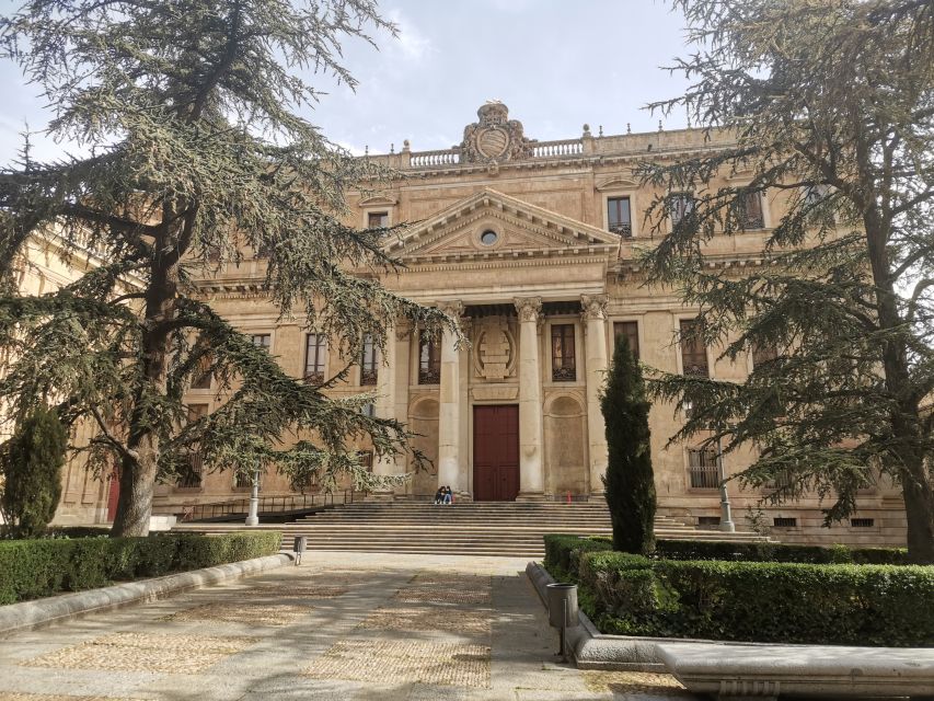 Salamanca: Monuments and Landmarks Guided Walking Tour - Pace, clothing, and access
