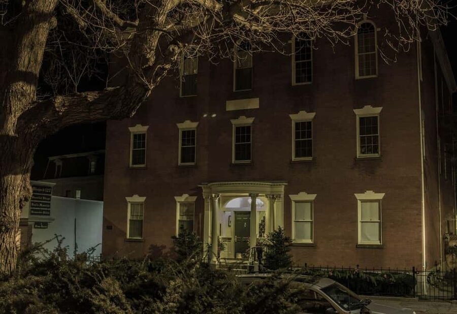 Salem: Ghosts, Witches, & Warlocks Guided Walking Tour - What the 60 to 90 minutes feels like