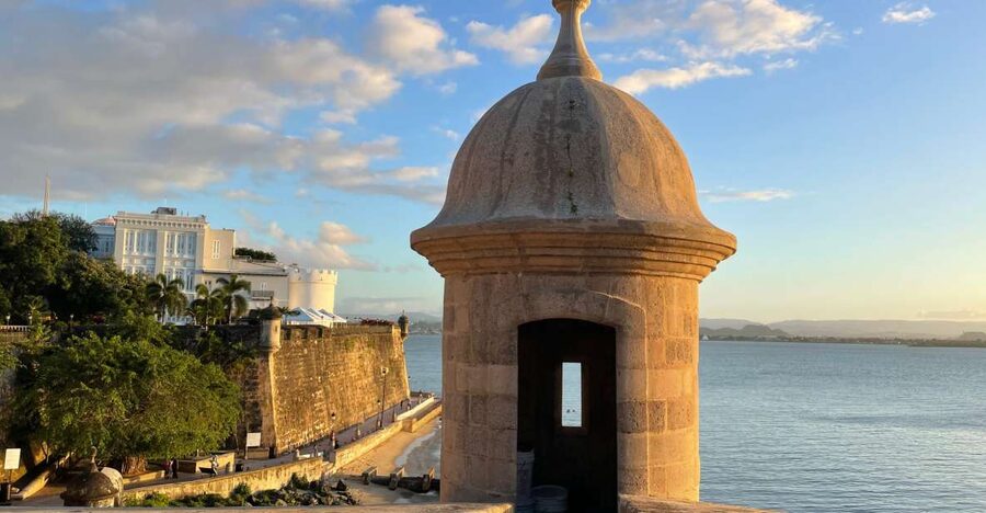 San Juan: Old Town Sunset Walking Tour - Plaza Colón, Plaza de la Barandilla, and Plaza de Armas