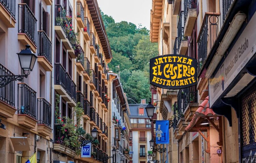 San Sebastian: City Highlights Guided Walking Tour - La Concha Beach and San Sebastián’s coastal character