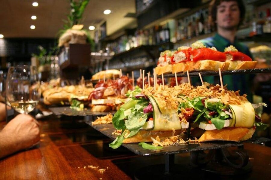 San Sebastian: Walking Tour with Pintxo and Drink - Small groups, pace, and accessibility
