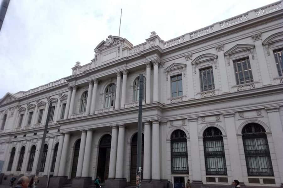 Santiago: Guided Walking Tour of the Historical Old Town - From La Moneda to Santiago’s civic center
