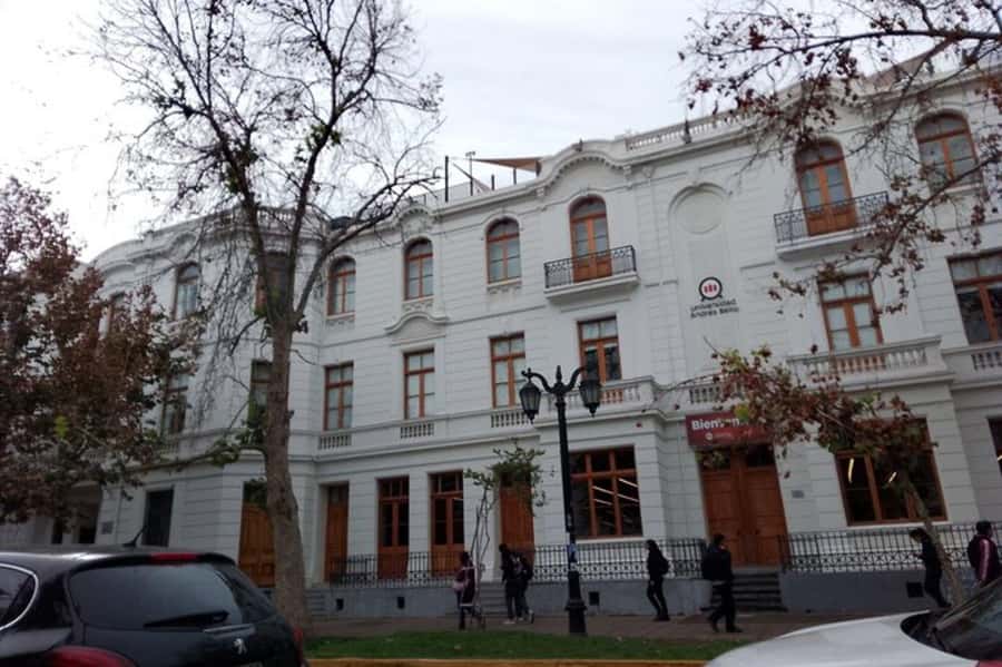 Santiago: Guided Walking Tour of the Historical Old Town - City Hall, Bellas Artes, and a shift in mood