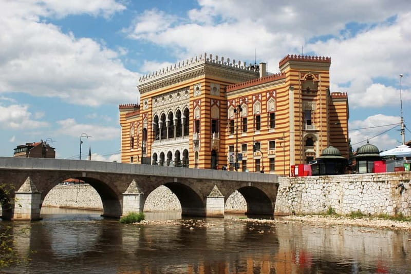 Sarajevo: Discover Sarajevo Walking Tour with Local Guide - Fifteen sights, four religious traditions