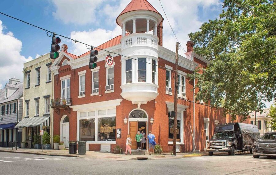 Savannah: Local Favorites Walking Food Tour - Savannah’s squares become part of the meal