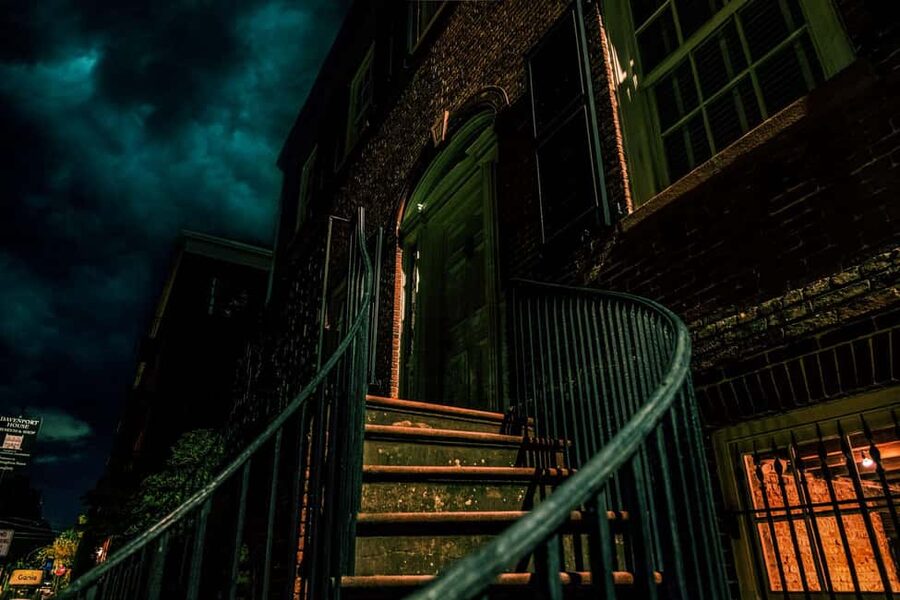 Savannah: Terrors, Ghosts, and Ghouls Walking Tour - Historic houses, scandals, and troubled families