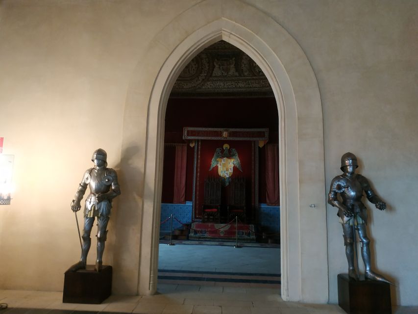 Segovia: Guided Walking Tour with Alcázar Entry - The Spanish-only format and guide quality
