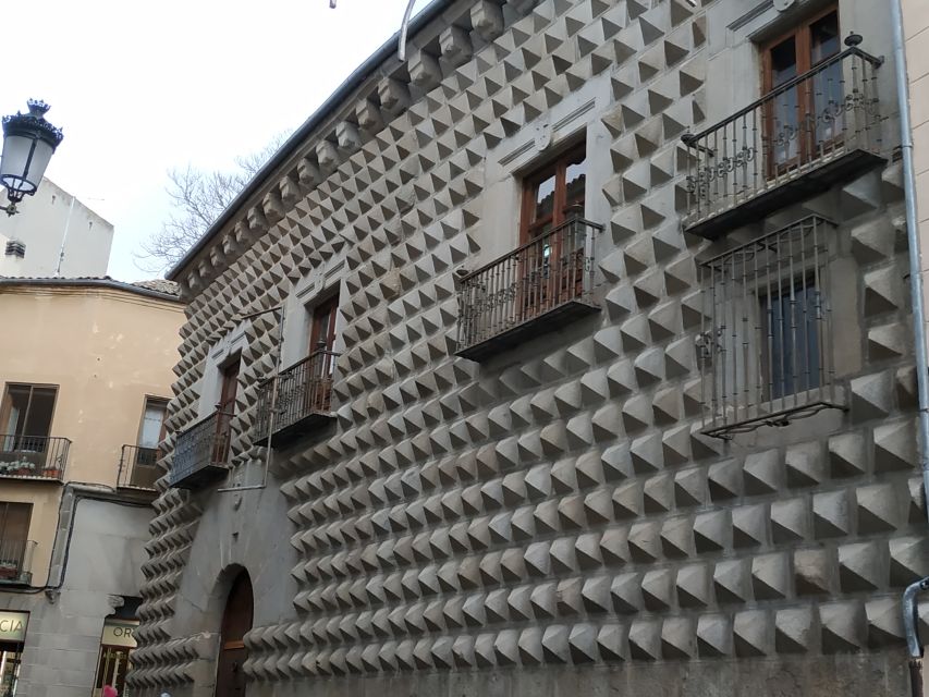 Segovia: Guided Walking Tour with Cathedral & Alcázar Entry - Finishing at the Alcázar of Segovia