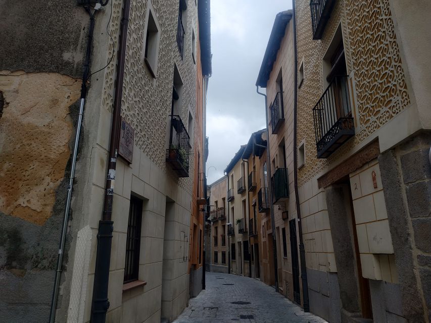 Segovia: Guided Walking Tour with Cathedral & Alcázar Entry - Who Will Get the Most From This Tour