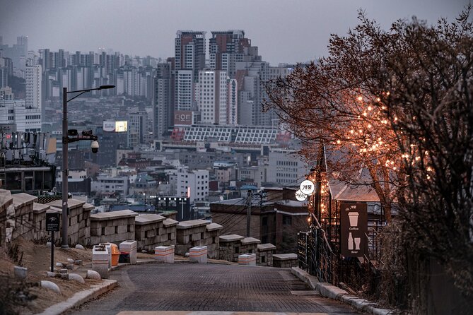 Seoul moonlight walking tour with local historian - What the guides do best